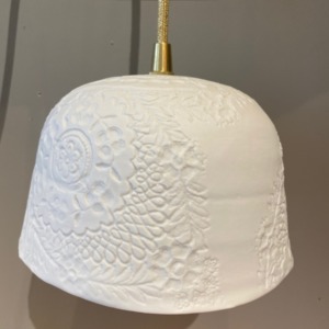 Baladeuse « Albertine » en porcelaine - Myriam Ait Amar - impression dentelle - fil pailleté or - petit modèle