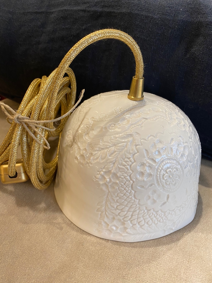 Baladeuse « Albertine » en porcelaine - Myriam Ait Amar - impression dentelle - fil pailleté or - petit modèle - émaillage extérieur brillant