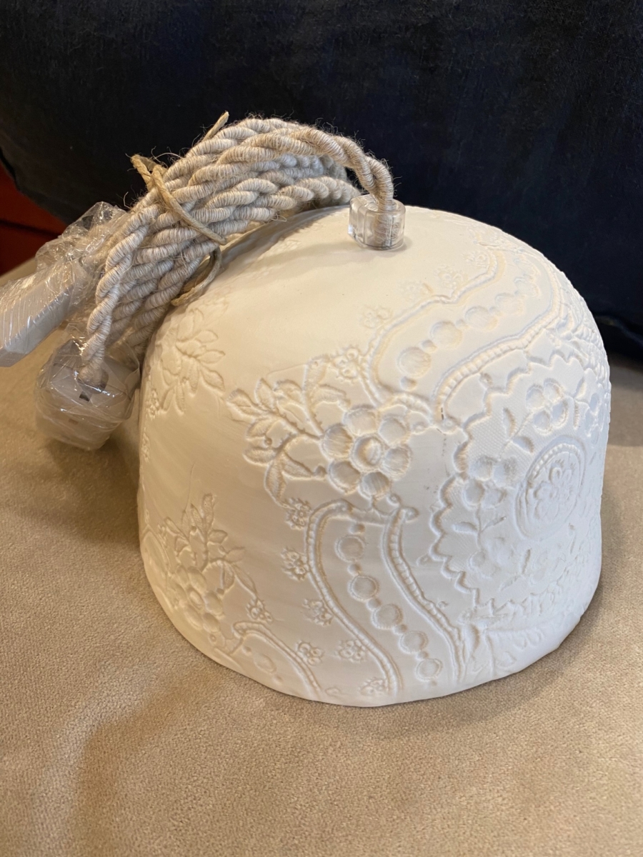 Baladeuse « Albertine » en porcelaine - Myriam Ait Amar - impression dentelle - fil torsadé en lin - grand modèle