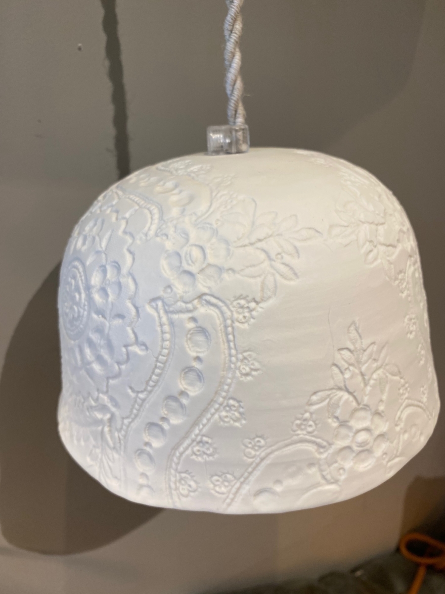 Baladeuse « Albertine » en porcelaine - Myriam Ait Amar - impression dentelle - fil torsadé en lin - grand modèle