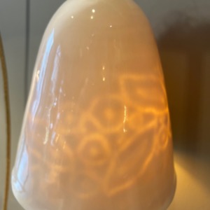 Baladeuse en porcelaine - Myriam Ait Amar - intérieur impression dentelle - grand modèle