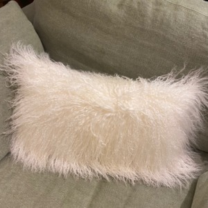 Coussin garni en mouton tibétain déhoussable - Fibre By Auskin - Coloris ivory