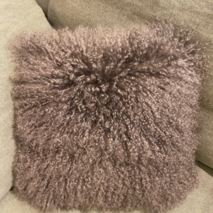 Coussin garni en mouton tibétain déhoussable - Fibre By Auskin - Coloris portabello 35x35