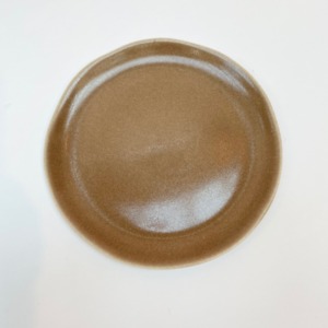 Assiette à dessert ronde en grès, Jars céramistes, Châtaigne, Diamètre 20cm, H: 1,5 cm, service Maguelone