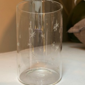 Verre droit marocain avec petites étoiles gravées Hauteur 10cm et diamètre 6,5 cm